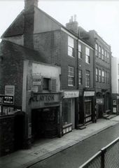 Claytons-Tobacconists-in-the-High-Street-in-1954.